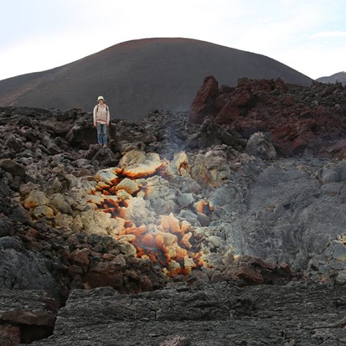 Камчатка, Толбачик. Высокотемпературные фумаролы с обильными хлоридными возгонами на свежем потоке базальтовой лавы вулкана Плоский Толбачик: извержение 2013 года.